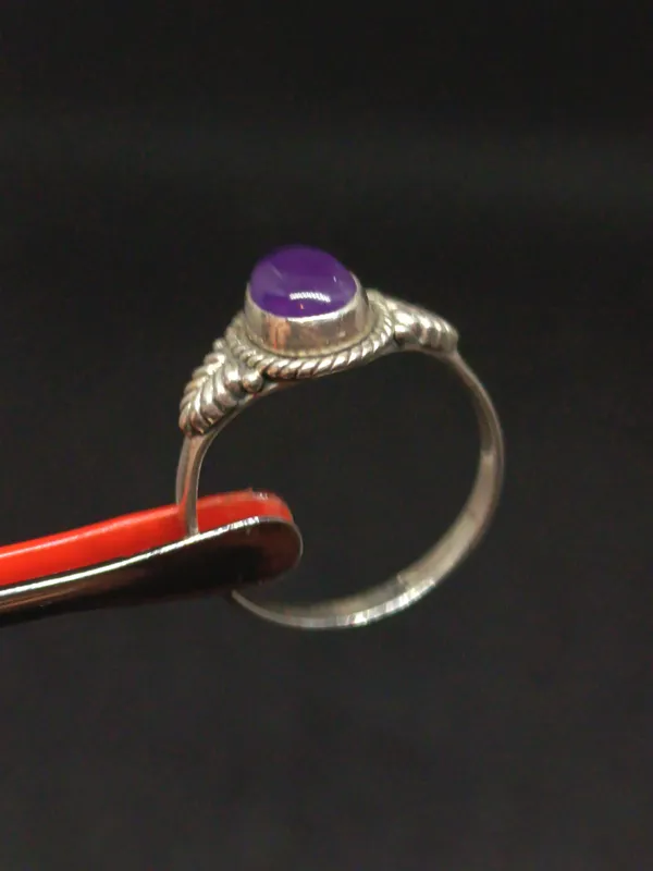 Anillo de plata con amatista ovalada cabujón