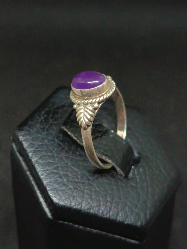 Anillo de plata con amatista ovalada cabujón