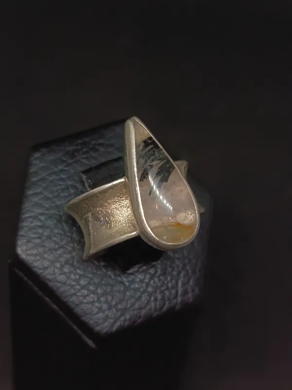 Anillo de plata con piedra natural cabullon en forma de lagrima