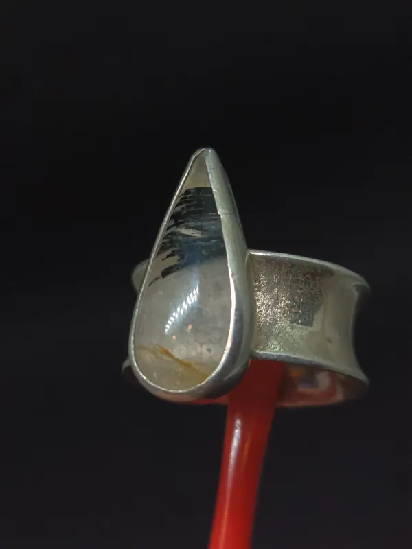 Anillo de plata con piedra natural cabullon en forma de lagrima