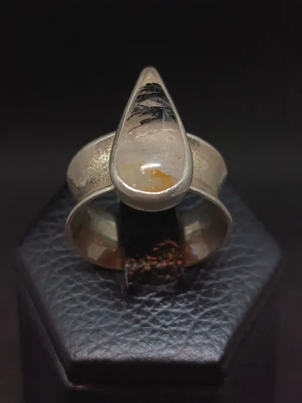 Anillo de plata con piedra natural cabullon en forma de lagrima
