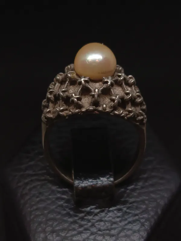 Anillo de plata texturizado con perla central