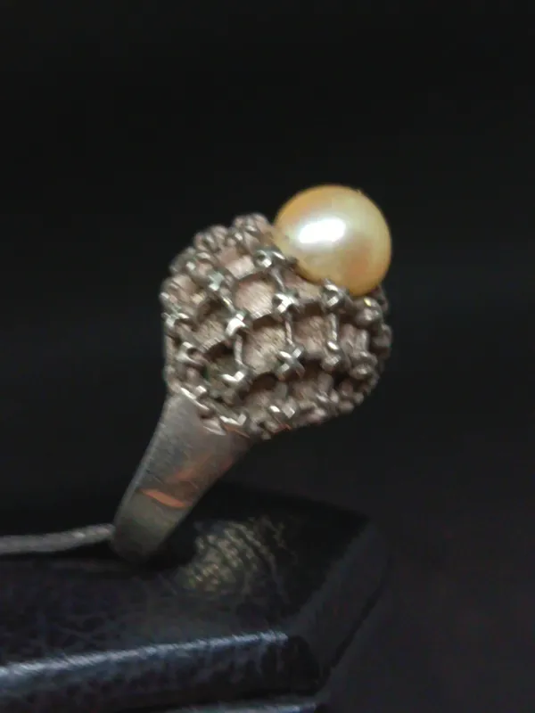 Anillo de plata texturizado con perla central