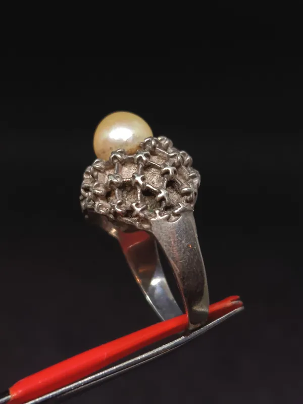 Anillo de plata texturizado con perla central