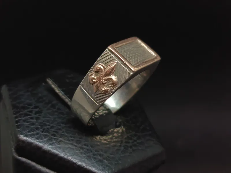 Anillo sello de plata con detalles en oro con flor de lis