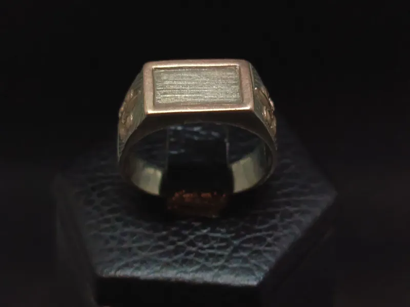 Anillo sello de plata con detalles en oro con flor de lis