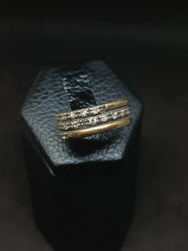Anillo ancho de plata y oro con circonias