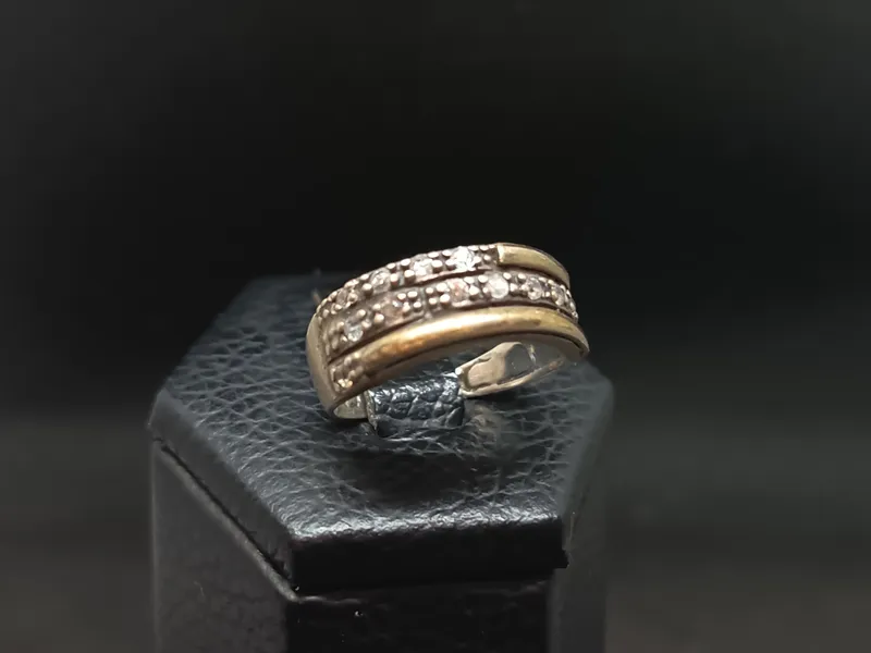 Anillo ancho de plata y oro con circonias