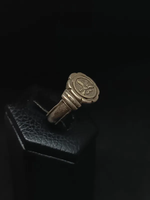 Anillo de plata con flor de lis esterizada