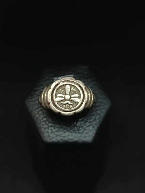 Anillo de plata con flor de lis esterizada
