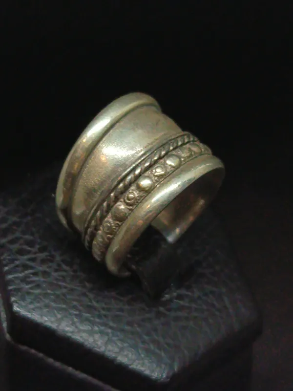 Anillo ancho de plata texturizado