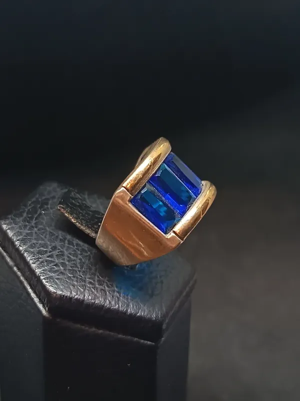 Anillo de plata ancho con piedras azules estilo baguette