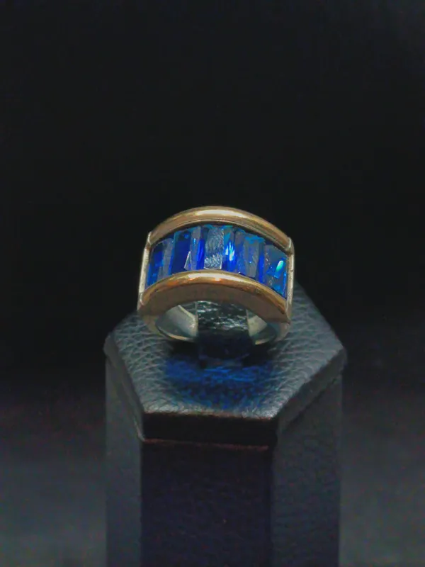 Anillo de plata ancho con piedras azules estilo baguette