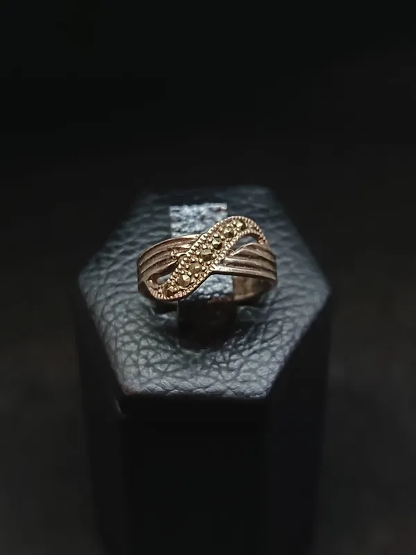 Anillo de plata marquesitas con diseño cruzado