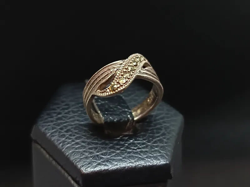 Anillo de plata marquesitas con diseño cruzado