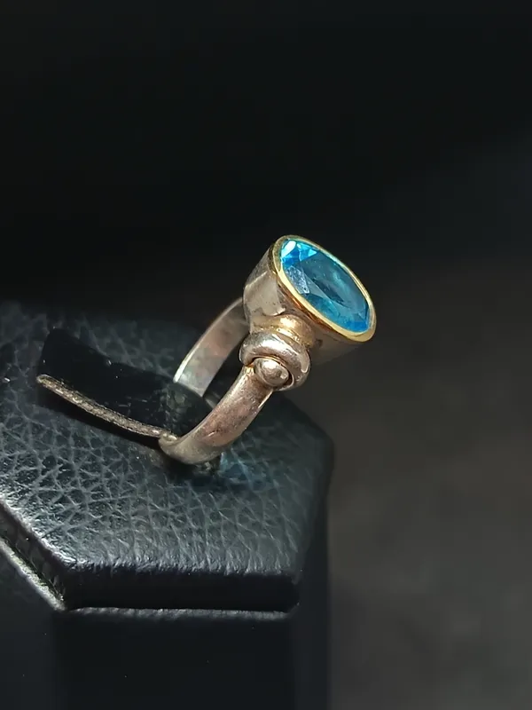 Anillo plata con piedra central celeste