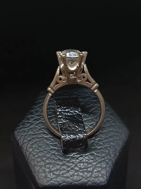 Anillo de plata tipo solitario piedra corte brillante