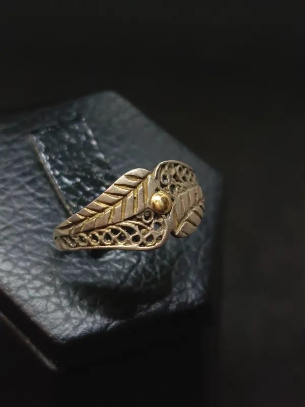 Anillo de plata 925 con hoja calada y detalle central en oro