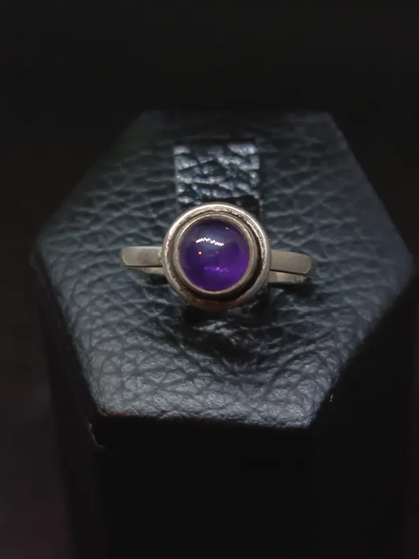 Anillo de plata 925 con amatista cabullon