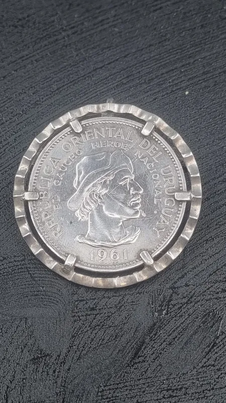 Moneda gaucho de plata engarzada