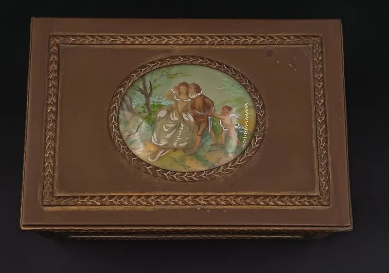 Cofre alahero de bronce con escena romantica pintada a mano sobre celuloide