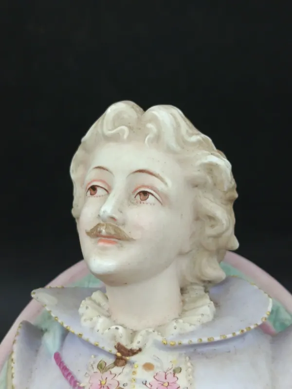 Biscuit aplique estilo victoriano o colonial de un hombre con bigote vestido de la epoca