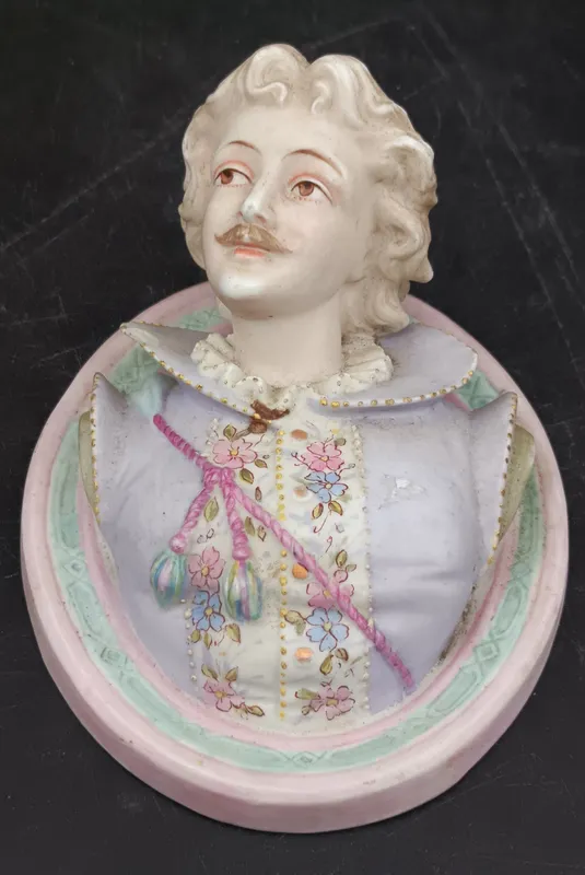Biscuit aplique estilo victoriano o colonial de un hombre con bigote vestido de la epoca