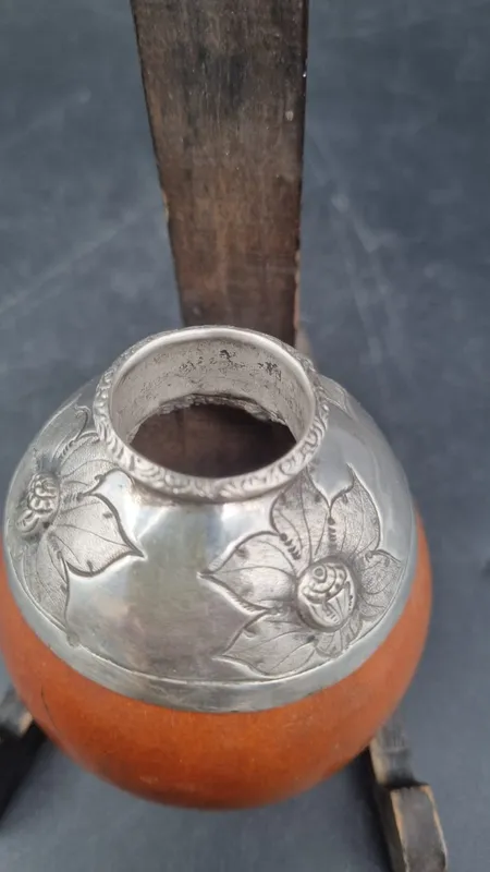 Mate con virola de plata con flores en relieve