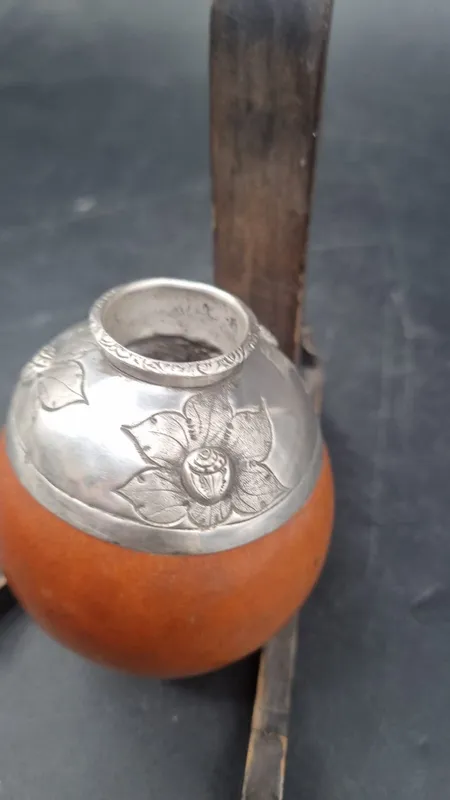 Mate con virola de plata con flores en relieve