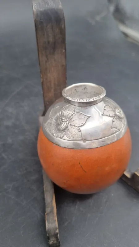 Mate con virola de plata con flores en relieve