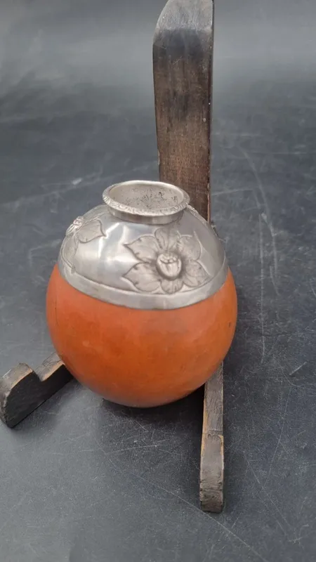Mate con virola de plata con flores en relieve