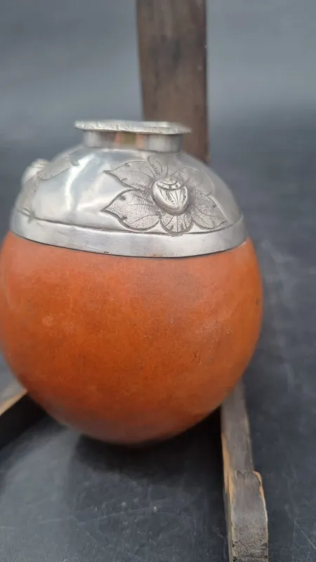 Mate con virola de plata con flores en relieve