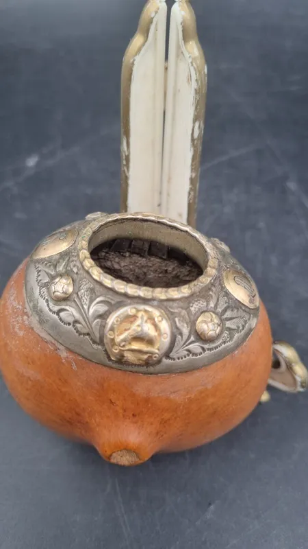 Mate galleta plata y oro con figuras ecuestres herraduras y mas