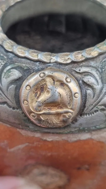 Mate galleta plata y oro con figuras ecuestres herraduras y mas