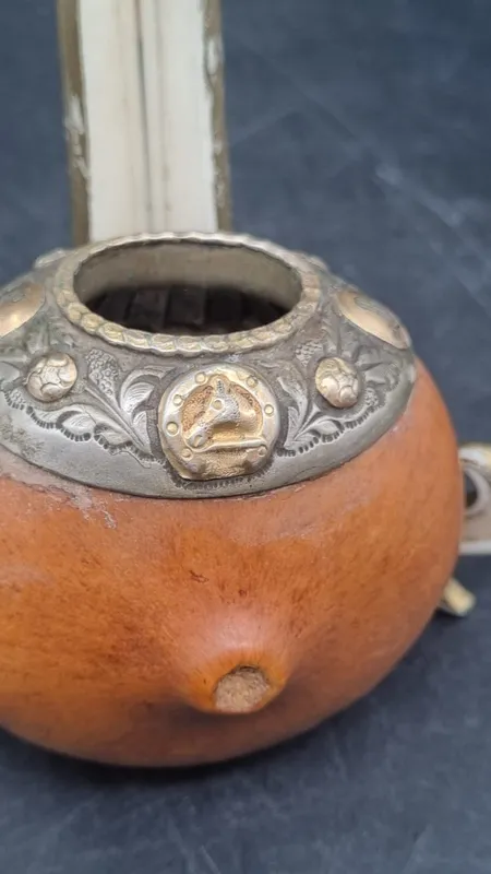 Mate galleta plata y oro con figuras ecuestres herraduras y mas