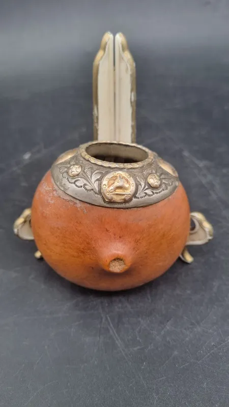 Mate galleta plata y oro con figuras ecuestres herraduras y mas
