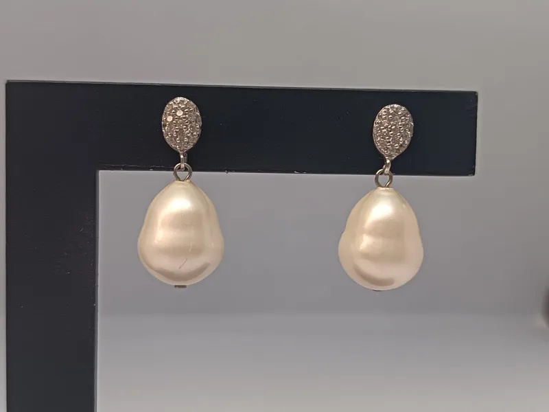 Par de caravanas colgantes de plata con perlas y marquesitas