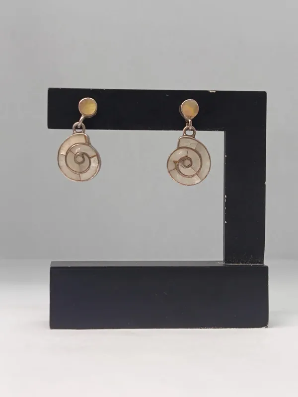 Par de caravanas plata y nacar forma caracol