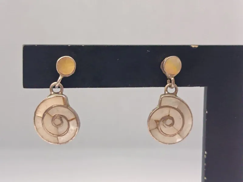Par de caravanas plata y nacar forma caracol