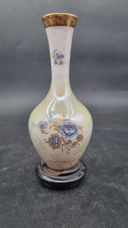 Florero porcelana con flores azules con base de ebano