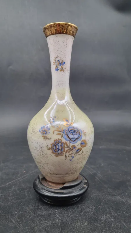 Florero porcelana con flores azules con base de ebano