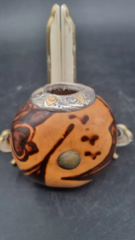 Mate galleta plata y oro con escena
