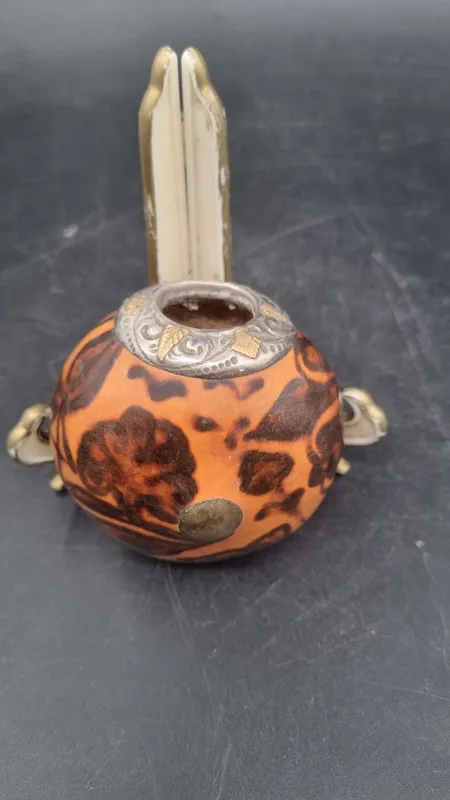 Mate galleta plata y oro con escena