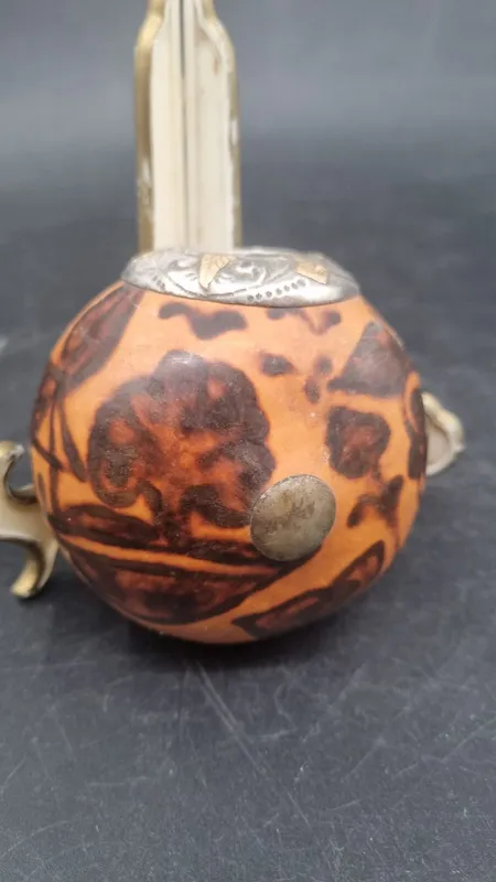 Mate galleta plata y oro con escena