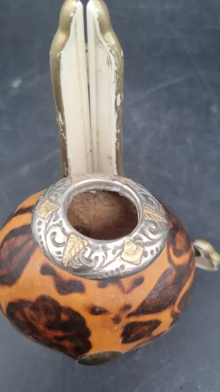 Mate galleta plata y oro con escena