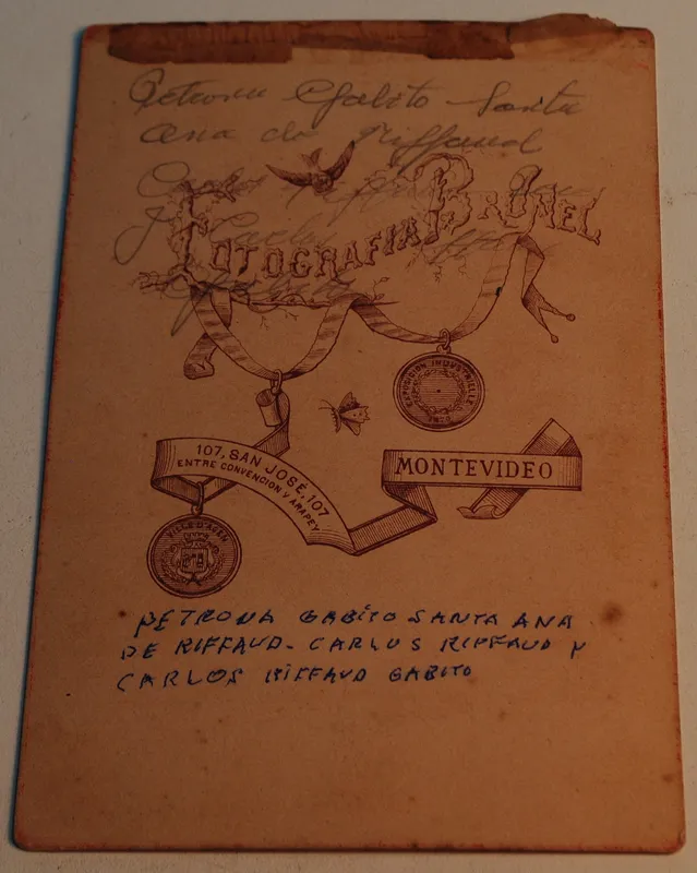 Fotografia familiar casa f.brunel de carlos riffaud, petraona gabito y su hijo