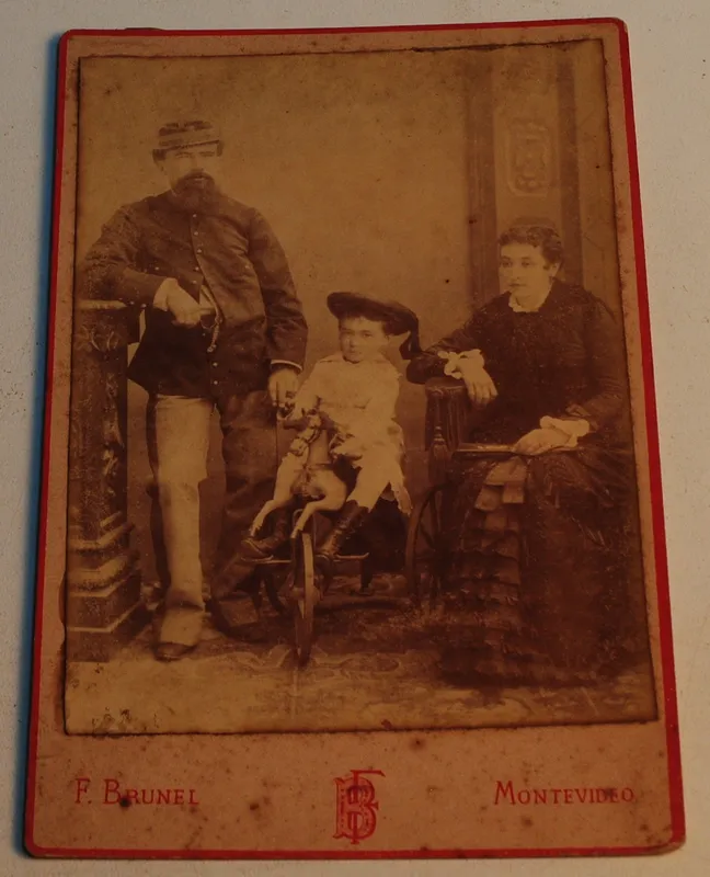 Fotografia familiar casa f.brunel de carlos riffaud, petraona gabito y su hijo