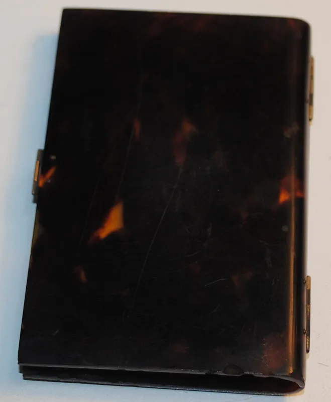 Rarisimo carnet de baile de carey con hoja de marfil e incrustaciones en bronce