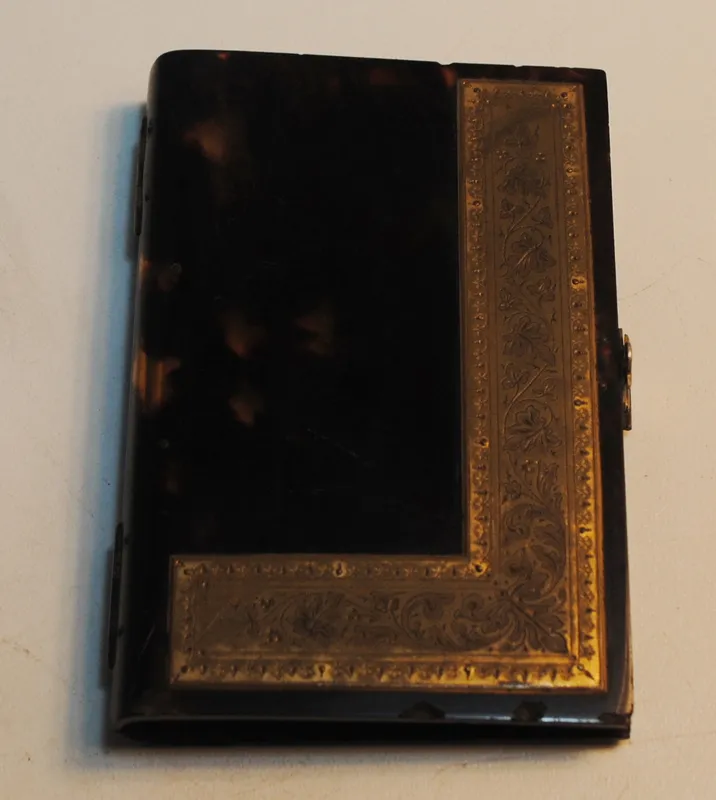 Rarisimo carnet de baile de carey con hoja de marfil e incrustaciones en bronce