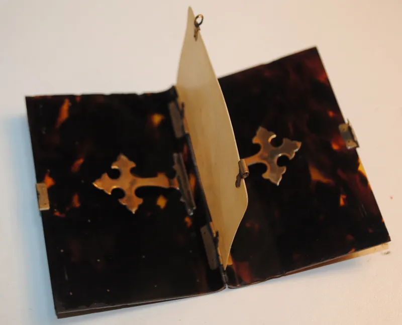 Rarisimo carnet de baile de carey con hoja de marfil e incrustaciones en bronce